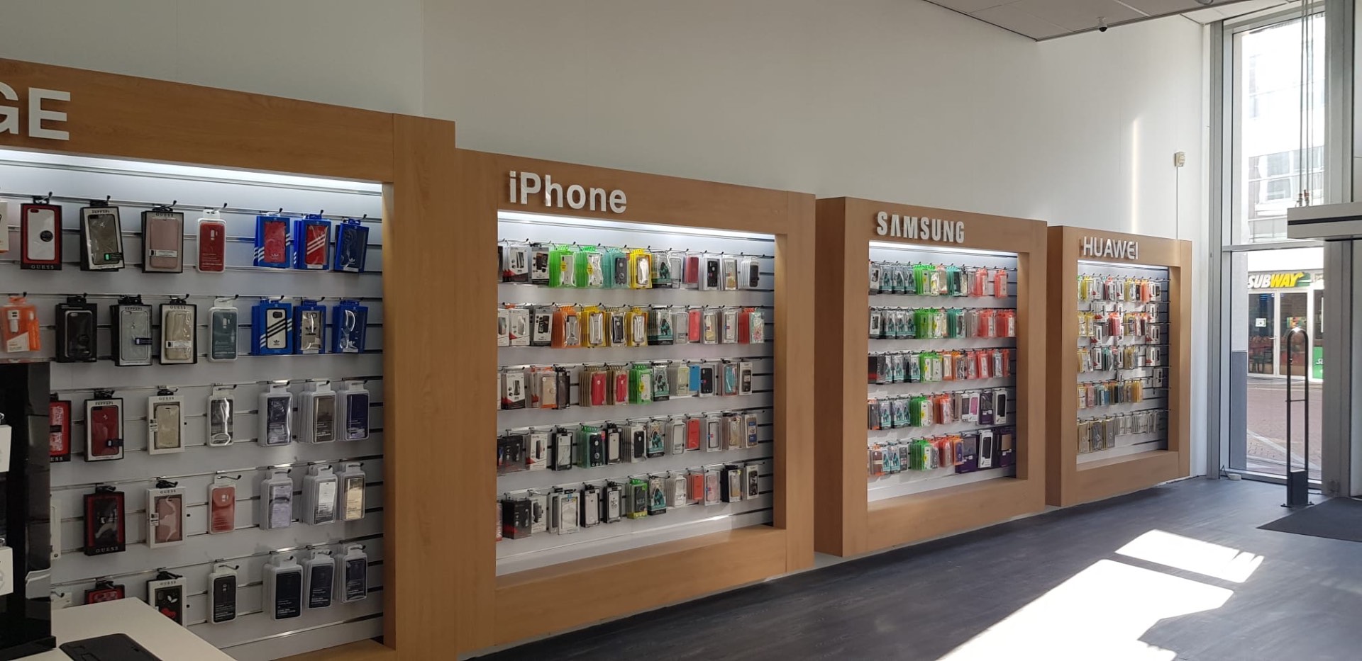Ruim assortiment telefoonhoesjes voor iPhone, Samsung en Huawei in de winkel